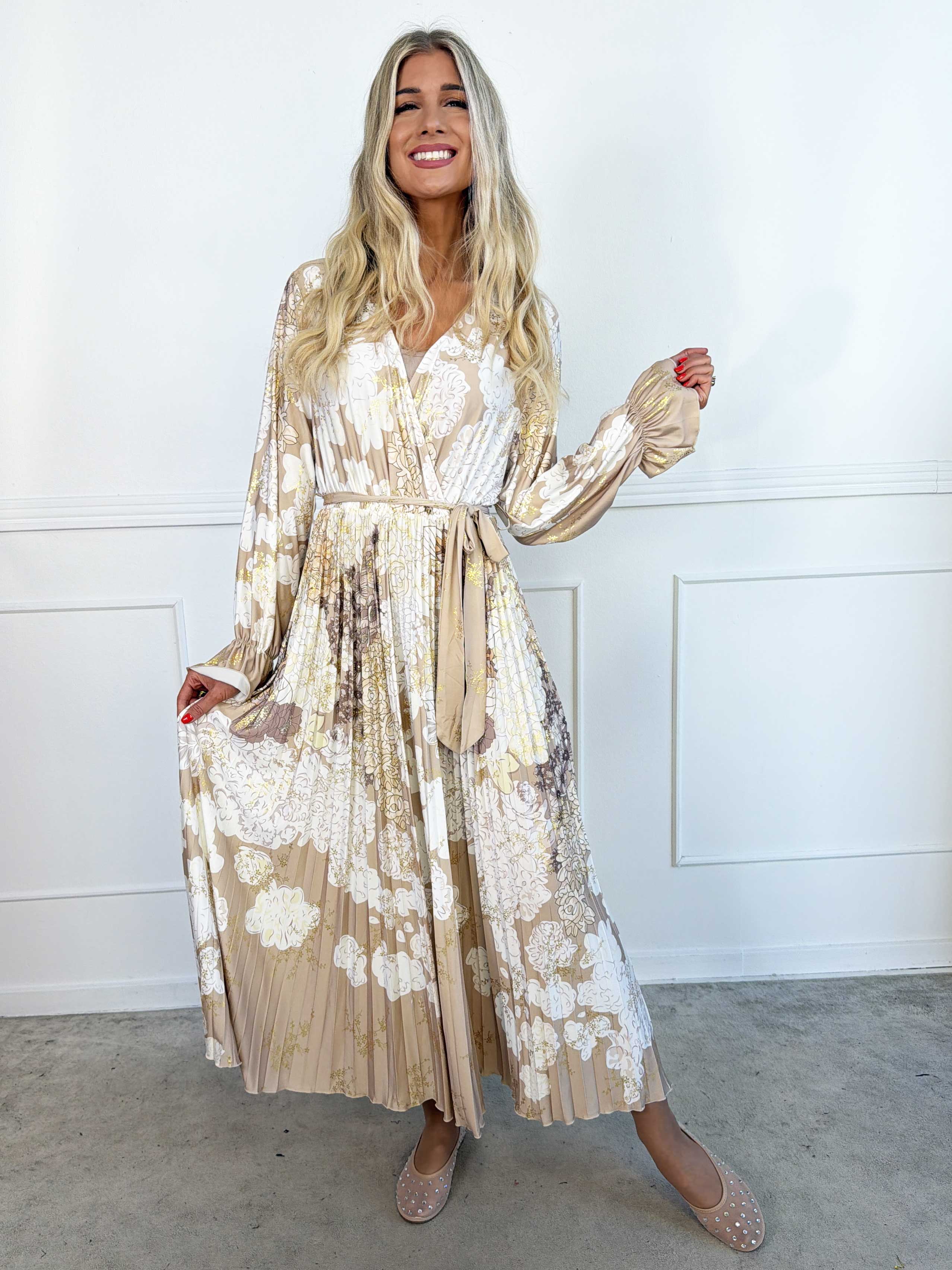 Silvija Flower - Lang elastisk mønstret kjole med plisseret skørt